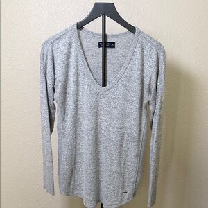 Abercrombie & Fitch Heather Gray Long Sleeve V-Neck Top